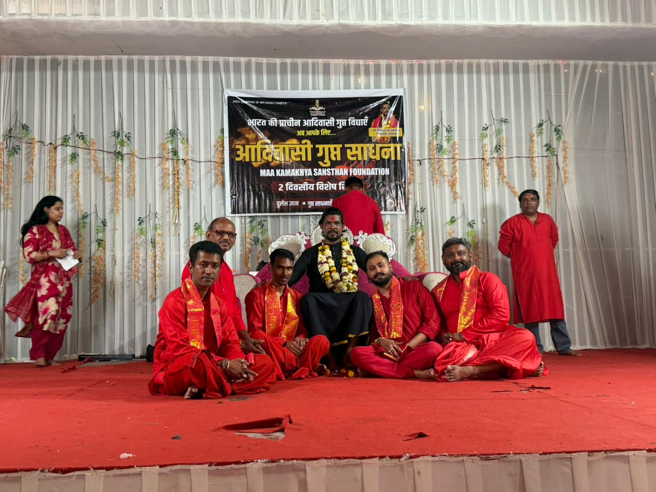 मंच पर गुरु के सान्निध्य में बैठे शिष्य