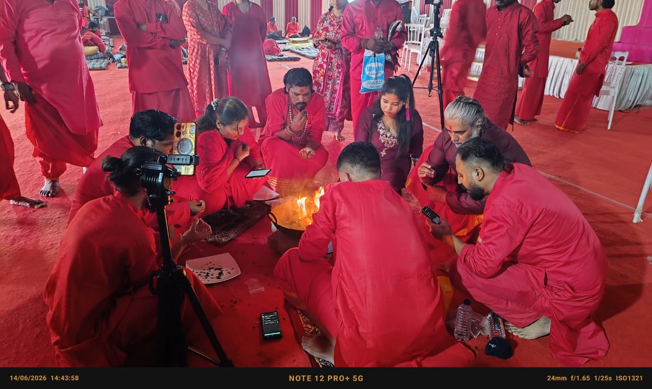 हवन में आहुति अर्पित करते साधक