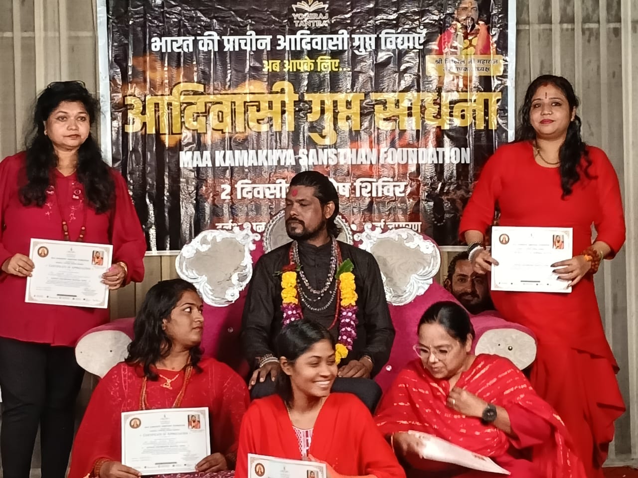 साधना शिविर की महिला साधिकाओं को प्रमाण-पत्र